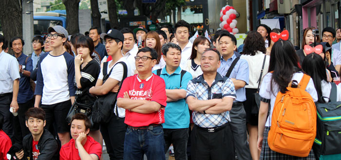 Spectators watch Korea's opening World Cup match against Russia on a large screen near Gwanghawmun Square in central Seoul, on the morning of June 18. (photos: Wi Tack-whan) 