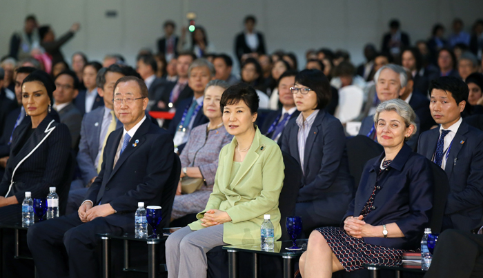 박근혜 대통령이 19일 반기문 UN 사무총장, 이리나 보코바 유네스코 사무총장 등 개막식 참가자들과 함께 성악가 조수미의 축하공연을 보고 있다. 
