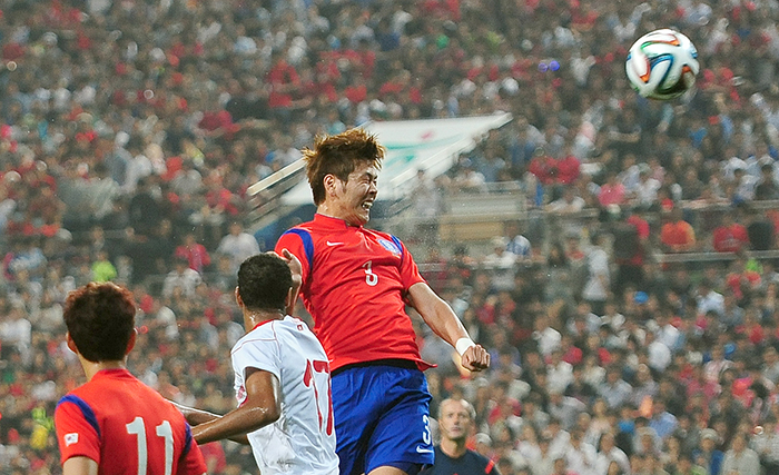 Kim Young-gwon (center) tries to cut off Tunisia's attack by heading away the ball during a friendly match between Korea and Tunisia. (photo: Jeon So-hyang, Ministry of Culture, Sports and Tourism)