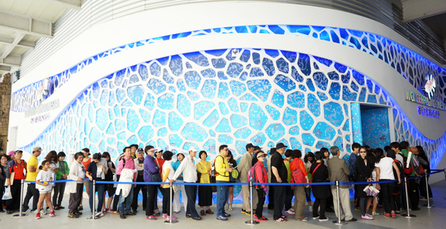Long lines are a regular sight at the International Pavilion, one of the Expo's most popular attractions (photo courtesy of the Expo 2012 Yeosu Korea Organizing Committee).