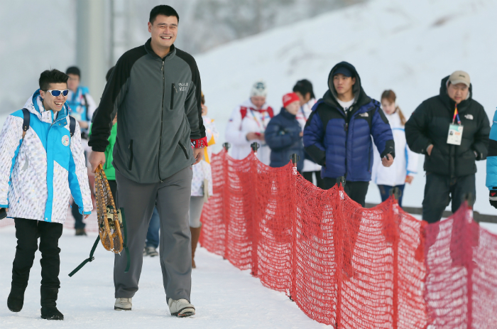 Yao Ming, (second from left) a well-known Chinese basketball player, has fun with intellectually disabled athletes at an event of the Unified Sports Program held in Pyeongchang (photo: Yonhap News).