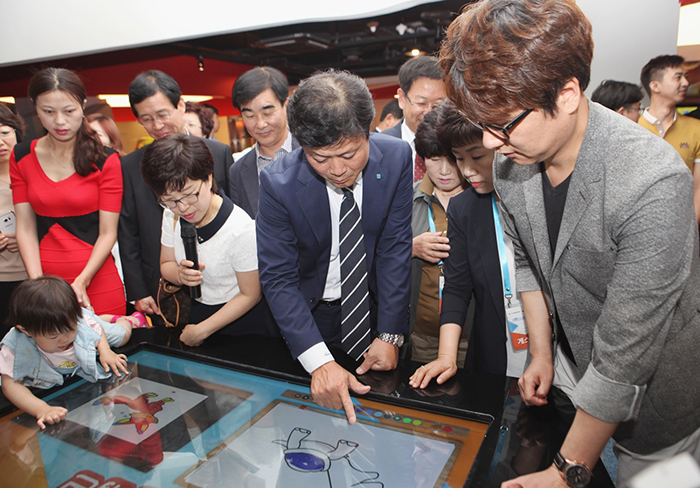 Visitors to the China-Korea Cartoon Experience Center in Yantai try their hand at drawing on a live touch-screen 'sketch wall.'