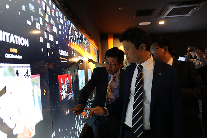 Representatives from Bucheon City and Yantai City admire a media wall at the China-Korea Cartoon Experience Center in Yantai, Shandong Province, China.
