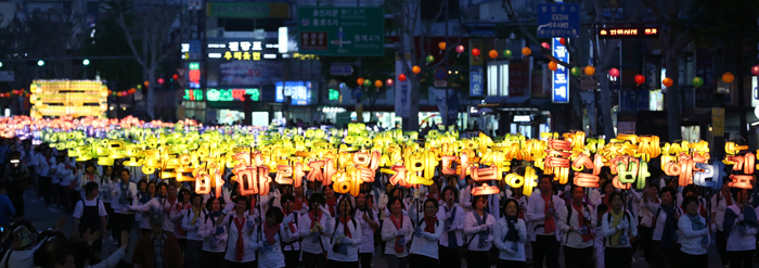 Lotus lanterns light up Seoul night : Korea.net : The ...