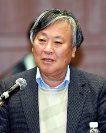Novelist Yi Mun-yol (photo: Yonhap News) - Yi_Mun_yol_Novelist_02