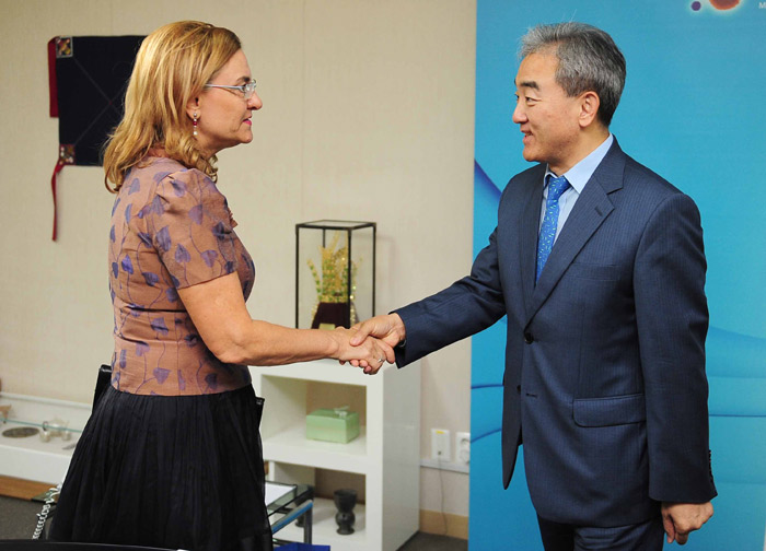 Minister of Culture, Sports and Tourism Yoo Jinryong (right) shakes hands with Minister Delegate for SMEs, Business Environment and Tourism Romania Maria Grapini on August 22 (photo courtesy of MCST).