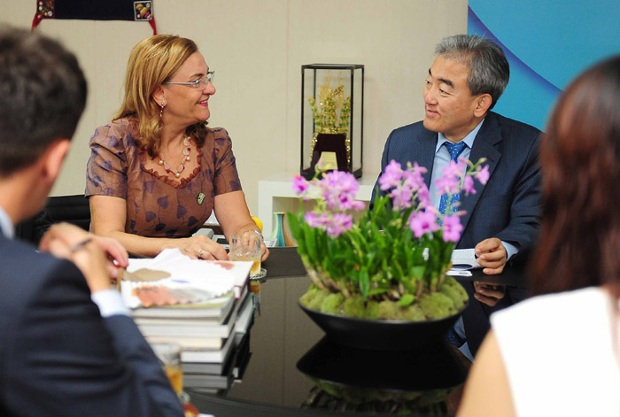 Minister Yoo Jinryong of Culture, Sports and Tourism (right) talks with Romanian Minister Delegate for SMEs, Business Environment and Tourism Maria Grapini on August 22 (photo courtesy of MCST).