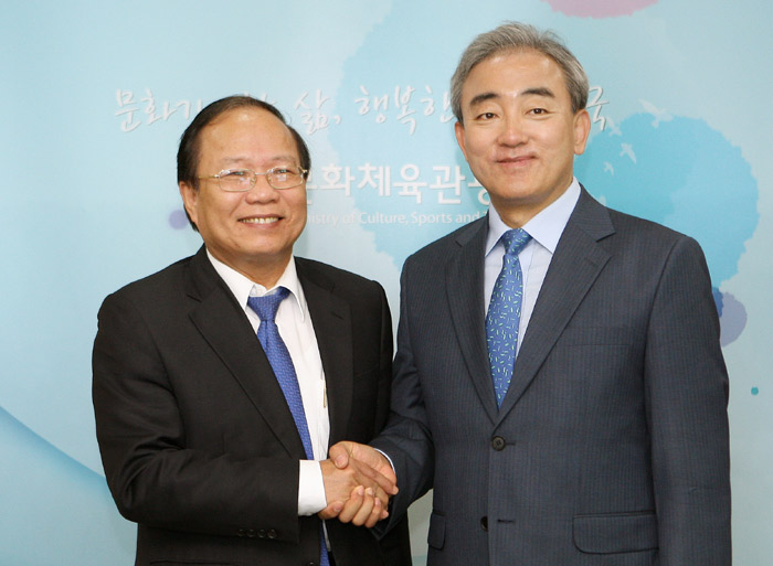 Minister of Culture, Sports and Tourism Yoo Jinryong (right) shakes hands with Vietnamese Minister of Culture, Sports and Tourism Hoang Tuan Anh during a meeting held on July 3 in Seoul (photo courtesy of the Ministry of Culture, Sports & Tourism).