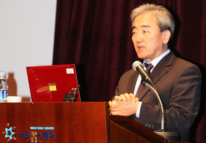 Minister of Culture, Sports and Tourism Yoo Jinryong explains the importance of the creative industry as the center of creative economy at a seminar held on April 17 in Seoul (photo from the Ministry of Culture, Sports and Tourism).