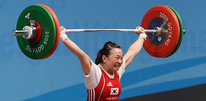 Yoon Jin-hee of South Korea competes during the women's 53kg category of the Rio 2016 Olympic Games Weightlifting events at the Riocentro in Rio de Janeiro, Brazil, Aug. 6. (Yonhap News)