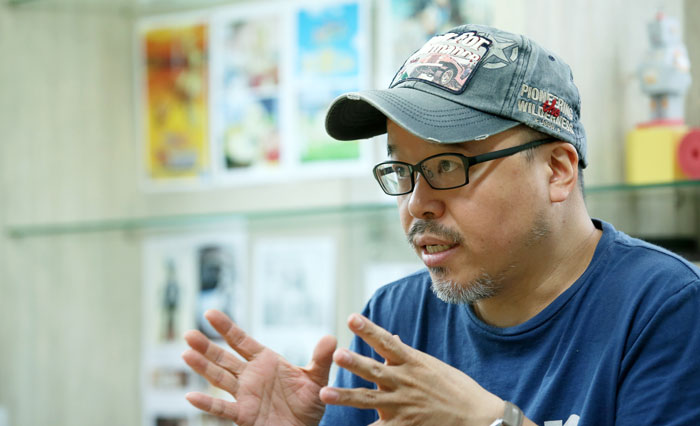 Yoon emphasizes the importance of understanding one's strengths and weaknesses for those who want to become comic book artists.