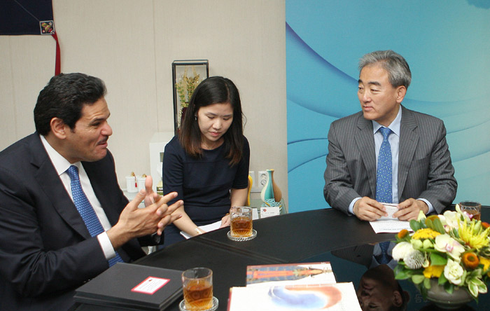 Minister of Culture, Sports and Tourism Yoo Jinryong (right) talks with Kuwaiti Minister of Information Sheikh Salman Sabah Salem Al-Sabah during a meeting held on July 2 in Seoul (photo courtesy of the Ministry of Culture, Sports & Tourism).