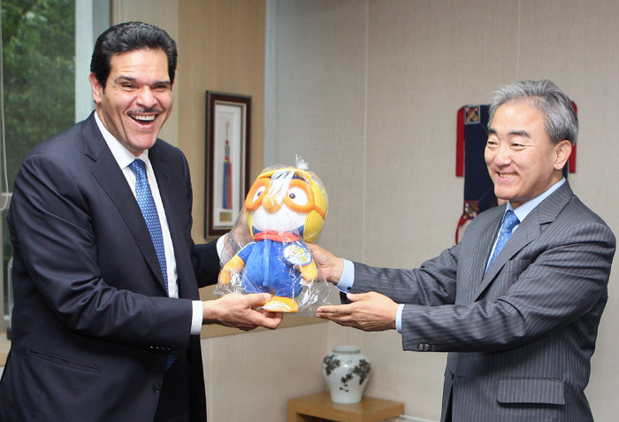 Minister of Culture, Sports and Tourism Yoo Jinryong (right) gives a doll of the popular Korean animation character Pororo as a gift to Kuwait’s Minister of Information during a meeting held on July 2 in Seoul (photo courtesy of the Ministry of Culture, Sports and Tourism).