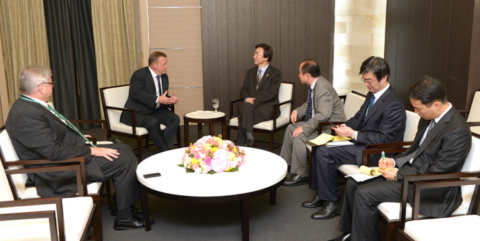 Minister of Foreign Affairs Yun Byung-se (center) on June 10 talks to a GGGI delegation led by Chairman Lars Løkke Rasmussen on global issues related to green growth (photo courtesy of the Ministry of Foreign Affairs).