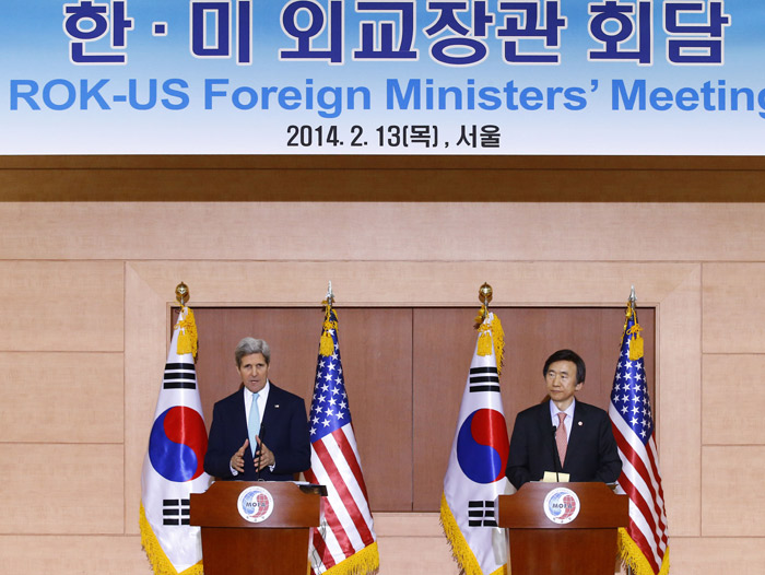 Foreign Minister Yun Byung-se (right) and U.S. Secretary of State John Kerry hold a joint press conference after a summit meeting in Seoul on February 13. (photo: Yonhap News)