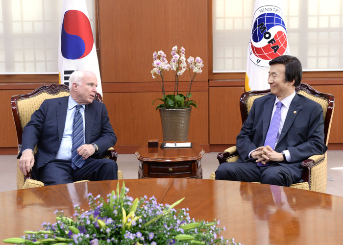 Minister of Foreign Affairs Yun Byung-se (right) meets with Senator McCain at MOFA headquarters on August 26 (photo courtesy of MOFA).