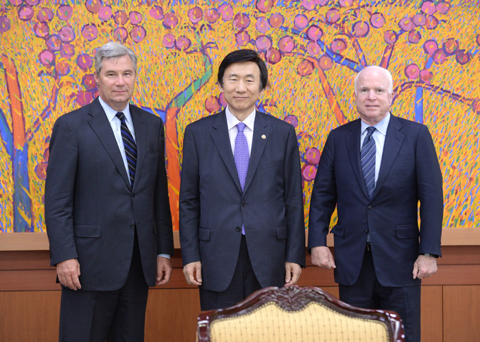 Foreign Minister Yun Byung-se (center) poses for a photo with Senators McCain and Whitehouse (photo courtesy of MOFA).