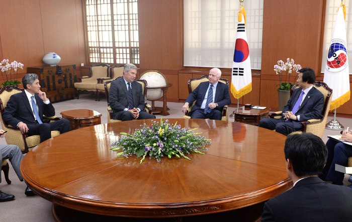 Minister of Foreign Affairs Yun Byung-se (right) talks with Senators McCain and Whitehouse at the ministry headquarters on August 26 (photo courtesy of MOFA).