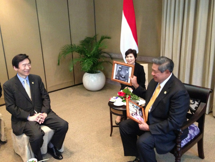 Korean Minister of Foreign Affairs Yun Byung-se (left) on June 14 talks with Indonesian President Susilo Bambang Yudhoyono (photo courtesy of Ministry of Foreign Affairs).