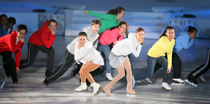 U.S. star figure skater Michelle Kwan (center left) and Korea’s Kim Yu-na (center right) perform a group dance with intellectually disabled figure skaters during the ice show at the closing ceremony at Yongpyong Dome (photo: Yonhap News).