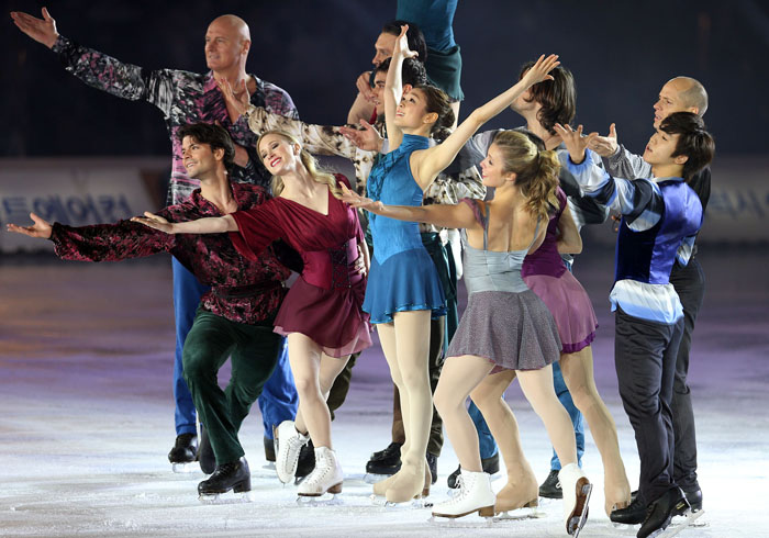 Kim Yu-na, often called “fairy on the ice,” performs with invited international figure skaters to famous songs from the musical <i/>Les Miserable during the June 21 musical ice show, All That Skate 2013 (photo: Yonhap News).