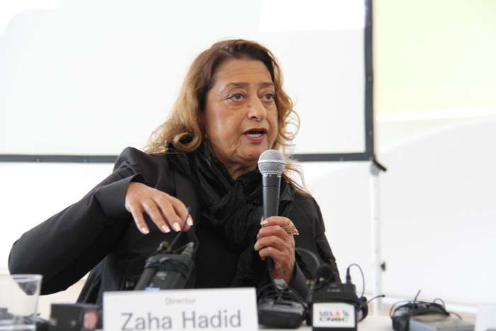  Zaha Hadid answers questions on the concept of the DDP’s design during a press conference. (photo: Limb Jae-un) 