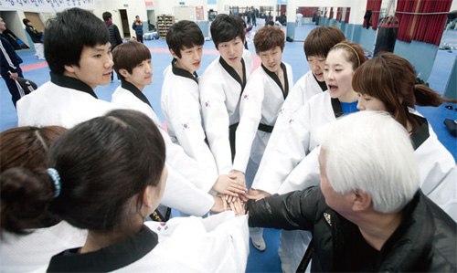 As the 2012 London Olympics approaches, the taekwondo national team is faced with two challenges; to win gold medals inside the competitive court, and retain the glory of taekwondo in the Olympic Games.