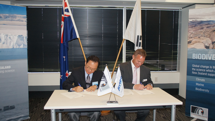 Kim Yea-dong (left), president of the Korea Polar Research Institute, and Peter Beggs, CEO of Antarctica New Zealand, sign a letter of intent for bilateral cooperation. 