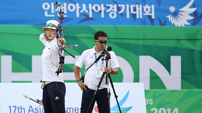  Choi Bo-min (left) draws her bow during the women's individual compound final at the Gyeyang Asiad Archery Field in Incheon on September 27. Choi won the gold medal. (photo: Jeon Han) 