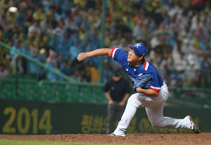  An Ji-man pitches a fast ball in the bottom of the eighth inning during the final between Korea and Chinese Taipei at the Munhak Stadium in Incheon on September 28. (photo: Yonhap News) 
