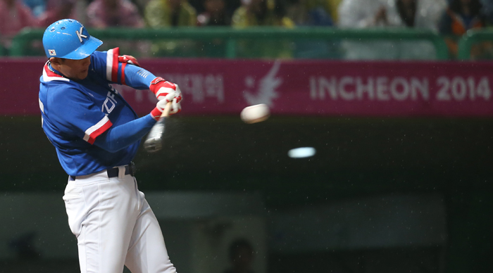  Hwang Jae-gyun gets a timely two-run hit, with two outs and players on second and third, in the top of the eighth inning during the final between Korea and Chinese Taipei at the Munhak Stadium in Incheon on September 28. (photo: Yonhap News) 