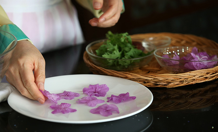 Trim the petals by removing any stamen and wash them with clean water.