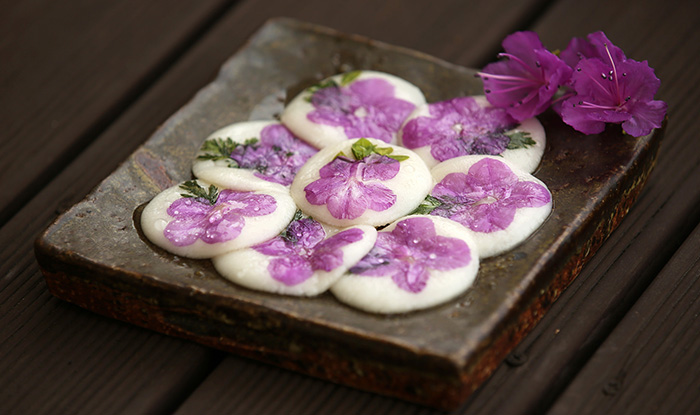 Azalea rice cakes are especially good when eaten after eating marinated meat. Their tender taste leaves the mouth light and clean.
