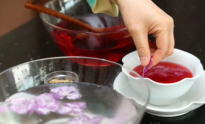 You need to poach the powdered petals for one or two seconds in boiling water and then place them in cold water to cool in order to maintain their color.