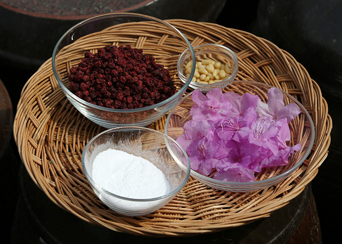 The main ingredients of azalea punch are azalea petals, <i>omija</i> seeds, sugar, mung bean starch and pine nuts.