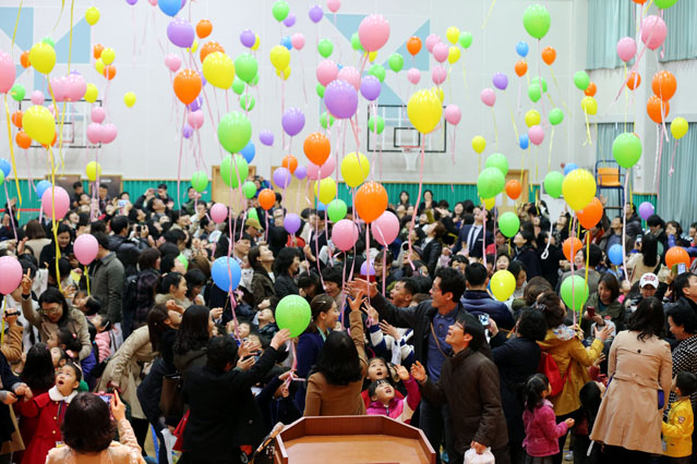 New pupils at Gosil Elementary School in Gwangsan District, Gwangju send up balloons containing their wishes at the entrance ceremony on March 4 (photo: Yonhap News).