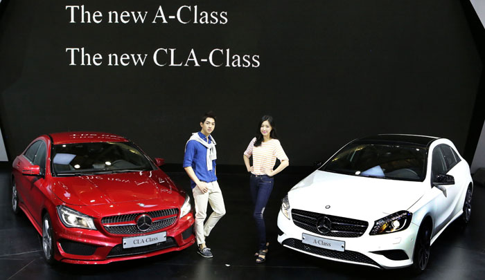 Mercedes-Benz’s new A-Class (right) and CLA-Class are revealed at the 2013 Seoul Motor Show on March 28 (photo: Yonhap News).