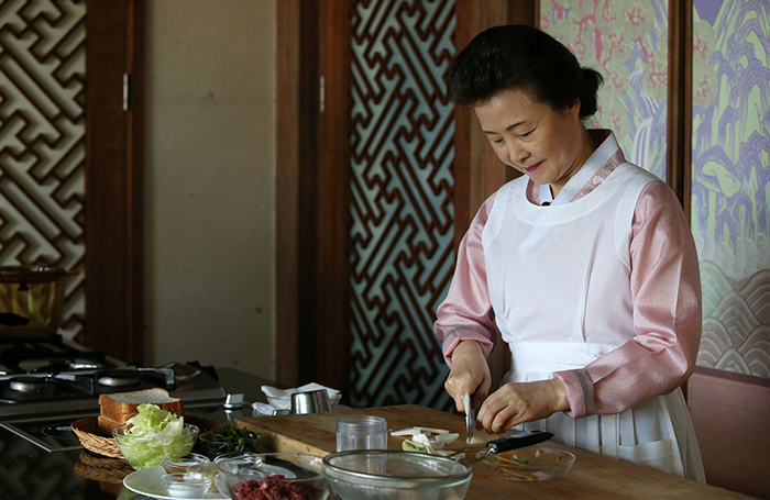 Director Yoon Sook-ja of the Institute of Traditional Korean Food prepares the pear, onions, kiwi fruit and other ingredients for the bulgogi marinade.