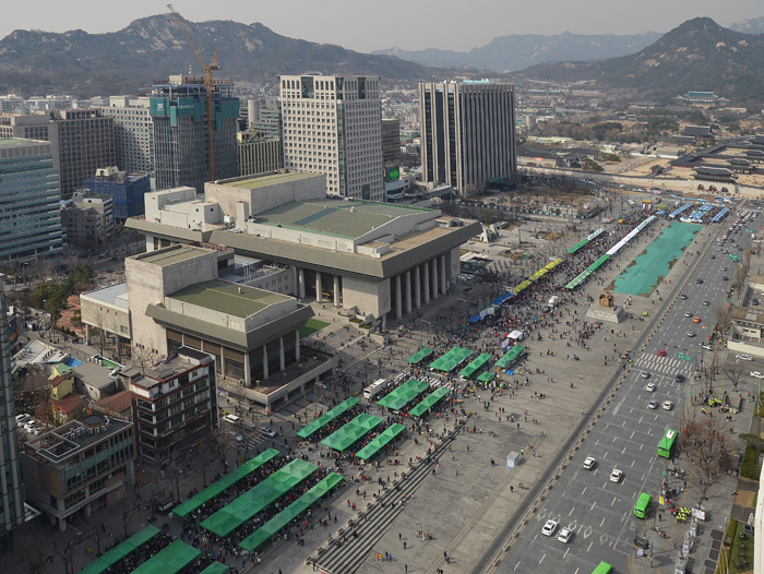 The southbound side of Sejongno, the main street running from Gyeongbokgung Palace to Gwanghwamun Station in downtown Seoul, was closed off to traffic on Sunday, March 17 for a special car-free street market.