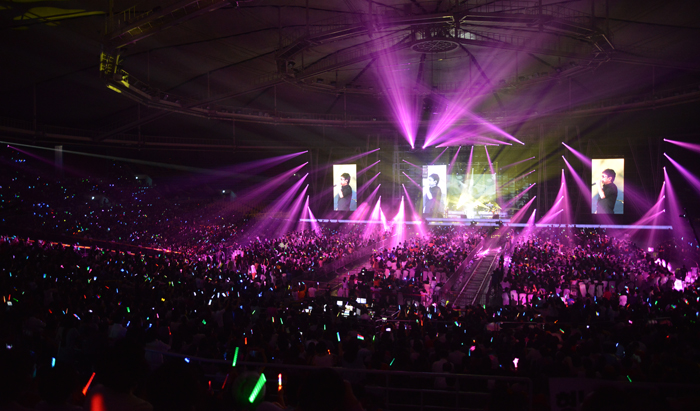 Olympic Gymnastics Hall is packed with 10,000 fans who came for Cho Yong-pil’s concert “Hello” on May 31 (photo courtesy of Insight Entertainment).
