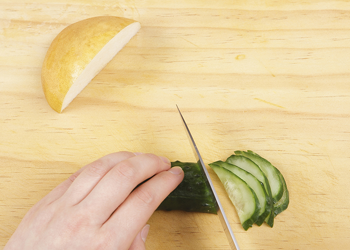 Cut the cucumber diagonally after rubbing it with salt. Wash and cut the pear into thin slices and put them in sugar water.