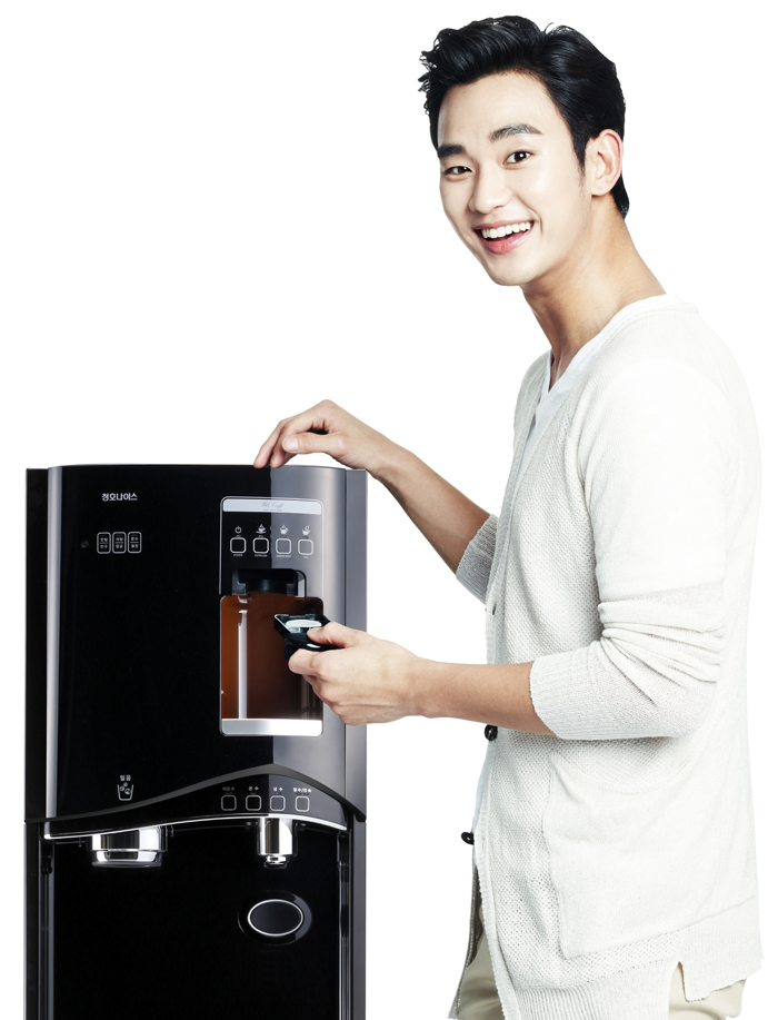  Chungho Nais' Whi Caffe is the world's first water purifier that can serve hot water, cold water, ice cubes and capsule coffee. 