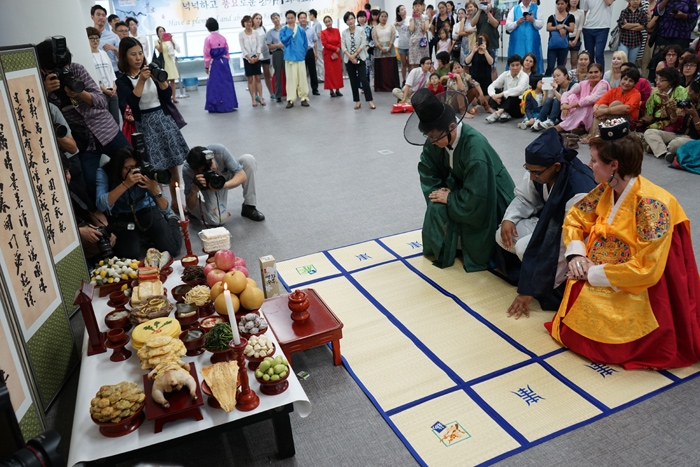  People from around the world care for their family and think about their childhood home. Residents of Seoul pay tribute to their ancestors in a traditional Korean rite. (photos courtesy of the Seoul Global Center) 