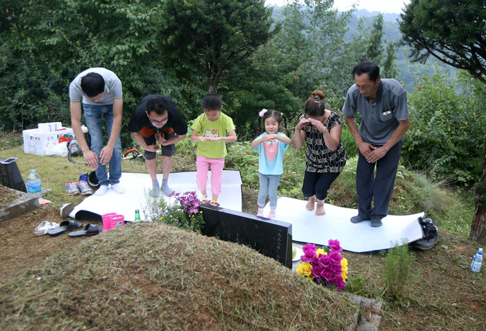  During Chuseok, families visit their ancestral burial grounds to pay respect to the generations that have gone before. (photo: Yonhap News) 