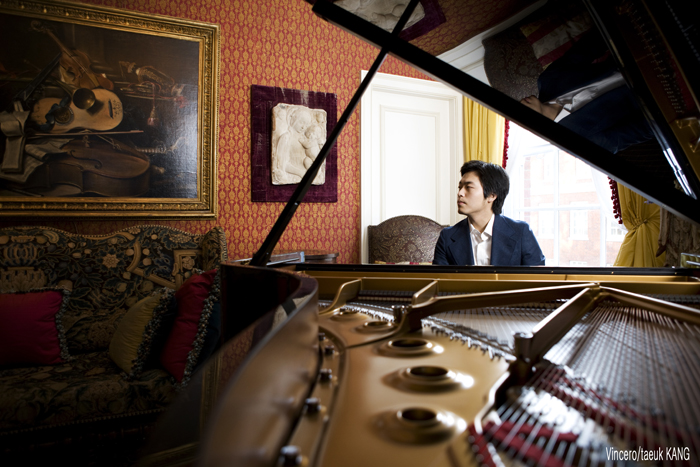  Pianist Kim Sun-wook is scheduled to perform with the London Symphony Orchestra. (Photo courtesy of Vincero) 