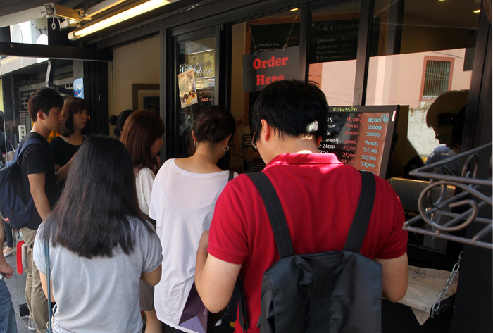  Customers wait in line to purchase a cup of coffee. French newspaper Libération says Koreans are very passionate about coffee. (photo: Yonhap News) 