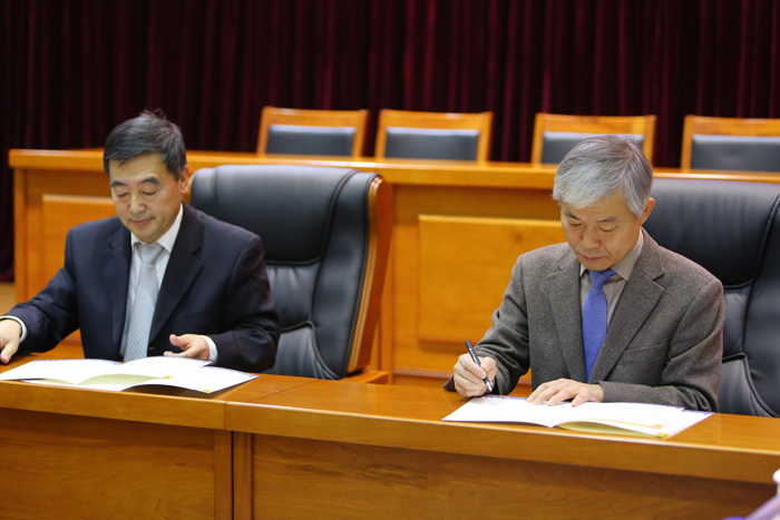 Hong Myeon-ki (right), a senior official at the Northeast Asian History Foundation, and Yin Huai, director of the Jilin Province Archives, sign an MOU to pursue a joint study into the 'comfort women' issue. 