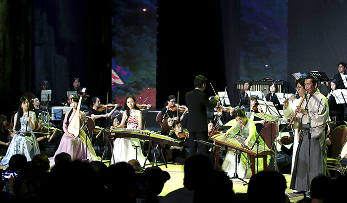 The Trilateral Arts Festival 2016 is held in Jeju on Aug. 27, 2016. The photo shows artists from Korea, Japan and China playing traditional musical instruments together. (Korea.net DB)
