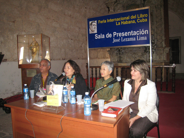  Poet Moon Chung-hee (second from left) and novelist Oh Jung-hee (third from left) answer questions from the audience during the Korean Literature Night, held at the Hotel Nacional in Havana on February 13. 