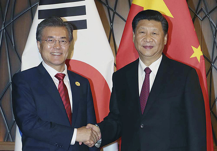 President Moon Jae-in will go on a state visit to China from Dec. 13 to 16. The photo above shows President Moon (left) and his Chinese counterpart, Xi Jinping, prior to their summit in Da Nang, Vietnam, on Nov. 11. (Cheong Wa Dae)